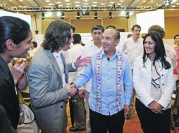 El Presidente Felipe Calderón, saluda a uno de los participantes en elForo de Líderes Globales Jóvenes, en Nuevo Vallarta, Nayarit. EFE  /