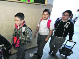 Alumnos de la escuela “Enrique González Martínez”, en el Centro de la ciudad, regresan a clases tras dos semanas de vacaciones.  /