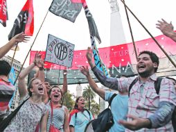 Calderón instó también a no dejarse seducir por personajes “carismáticos” o que son como el “rey populachero”.REUTERS  /