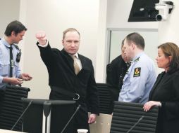 En la imagen, Breivik saluda con el brazo derecho tras golpearse el pecho a la altura del corazón. REUTERS  /