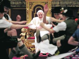 Niños que visten ropa tradicional de Baviera, Alemania, bailan para el Papa en el pasillo Clementino, en el Vaticano. EFE  /