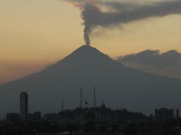 Vista del volcán desde la ciudad de Puebla donde es probable que una caída de ceniza en las próximas horas. REUTERS  /