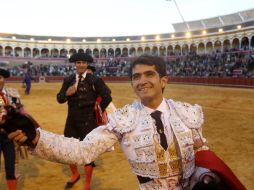 El diestro mexicano da la vuelta al ruedo de la Real Maestranza con la oreja cortada a su segundo toro. EFE  /