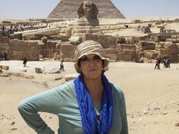 La escritora Maruja Torres posa hoy ante la pirámide de Gizeh en El Cairo, donde ha presentado ''Sin entrañas''. EFE  /