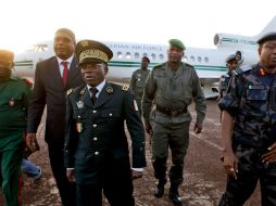 Ayer, miembros de la Comisión Económica de los Estados de África Occidental, llegaron a Guinea para negociar con los militares. EFE  /