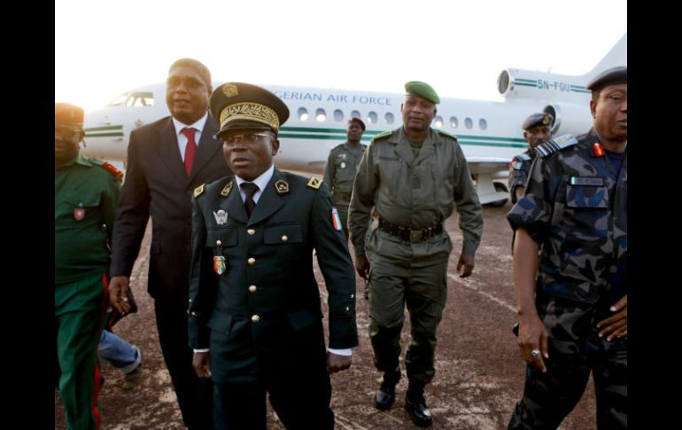 Ayer, miembros de la Comisión Económica de los Estados de África Occidental, llegaron a Guinea para negociar con los militares. EFE  /