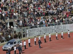 El féretro con el cuerpo del jugador llegó este martes a bordo de un coche fúnebre al Estadio 'Armando Picchi'. AFP  /