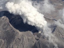 Imagen aérea del Popocatépetl donde se observa el domo formado al interior del cráter. ESPECIAL  /