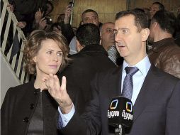 Asma (izq), junto a su esposo Bashar Al Asad. La ONU calcula que nueve mil personas han muerto en la revuelta siria. ARCHIVO  /