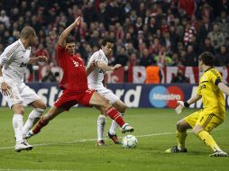 Mario Gómez (centro) alcanza a conectar con el balón para anotar el segundo gol del Bayern Munich en el partido. REUTERS  /