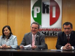 El líder nacional del PRI, Joaquín Coldwell (c), convocó ayer al PAN a una ''mesa de la verdad'' sobre Peña Nieto. NTX  /