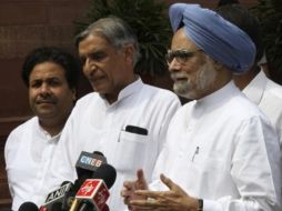 Manmohan Singh, primer ministro indio reconoció la falta de plantas de purificación para las aguas del río. ARCHIVO  /