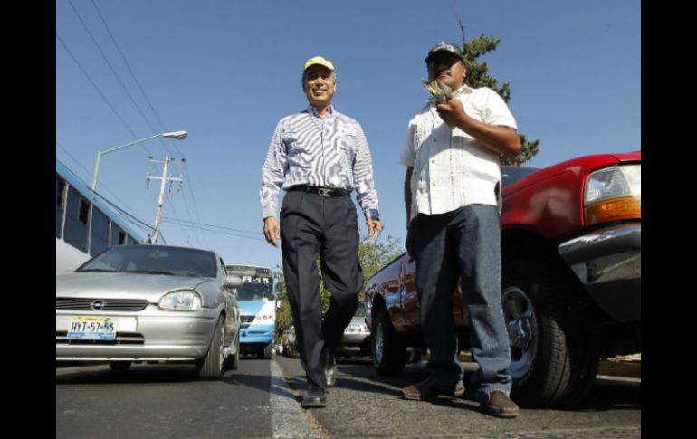 Fernando Garza el día de hoy entregó volantes en el cruce de Federalismo y Patria, recorrió la Colonia Atemajac en Zapopan.  /