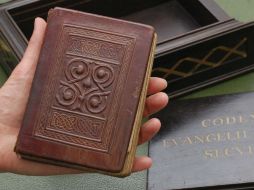 El pequeño libro, del tamaño de una mano, se encuentra en un estado de  conservación excepcional. EFE  /