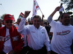 Jorge Arana Arana (al centro) dijo que las dudas sobre su posible candidatura se debieron a una confusión. ARCHIVO  /