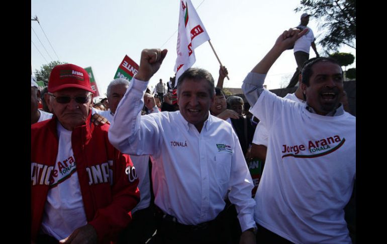 Jorge Arana Arana (al centro) dijo que las dudas sobre su posible candidatura se debieron a una confusión. ARCHIVO  /