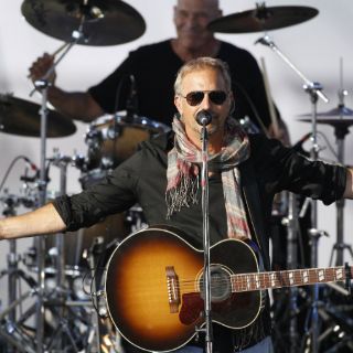 Kevin Costner y su banda ofrecen concierto en Miami