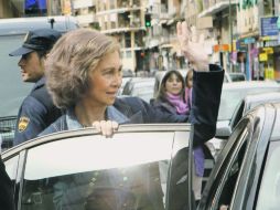 La reina Sofía abandona el hospital tras visitar a su esposo, a quien le han llovido críticas por su viaje de caza a Botsuana. EFE  /