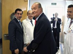 El rey Juan Carlos, a su salida de la habitación del Hospital USP San José de Madrid. EFE  /