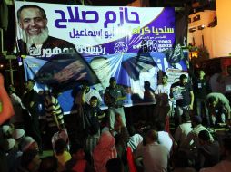 Partidarios de otro candidato presidencial egipcio Hazem Salah Abu-Ismail sostienen una pancarta. EFE  /