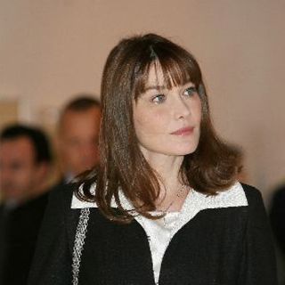 Carla Bruni utiliza la cuenta de Twitter de Sarkozy para apoyar a su marido