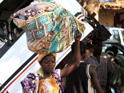 Habitantes de Guinea Bissau cargan con sus pertenencias esperando huir. AFP  /