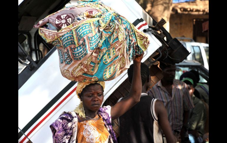 Habitantes de Guinea Bissau cargan con sus pertenencias esperando huir. AFP  /