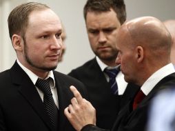 El ultraderechista Anders Behring Breivik (i) con sus abogados Geir Lippestad (d) y Odd Ivar Groen (c). EFE  /