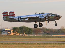 Celebrando los 70 años del raid de Tokio, un B-25 aterriza en la base Wright-Patterson estadunidense. AP  /