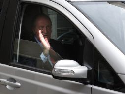 El rey Juan Carlos de España ofreció disculpas a su salida del hospital, tras el accidente en Bostswana en una cacería de elefante. EFE  /