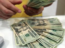 En Reynosa se reportó la divisa en un mínimo a la compra, de 12.20 pesos. ARCHIVO  /