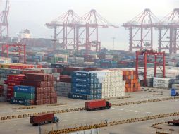 En Shanghái una espesa neblina envuelve frecuentemente los más de 15 mil rascacielos de la ciudad y demás infraestractura. AFP  /