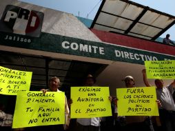 Un grupo de 50 personas se reunieron en el Comité Estatal del PRI.  /