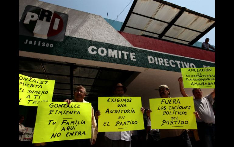 Un grupo de 50 personas se reunieron en el Comité Estatal del PRI.  /
