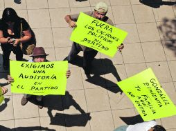 Los manifestantes mostraron pancartas con leyendas de rechazo a la gestión de Rafael González Pimienta.  /