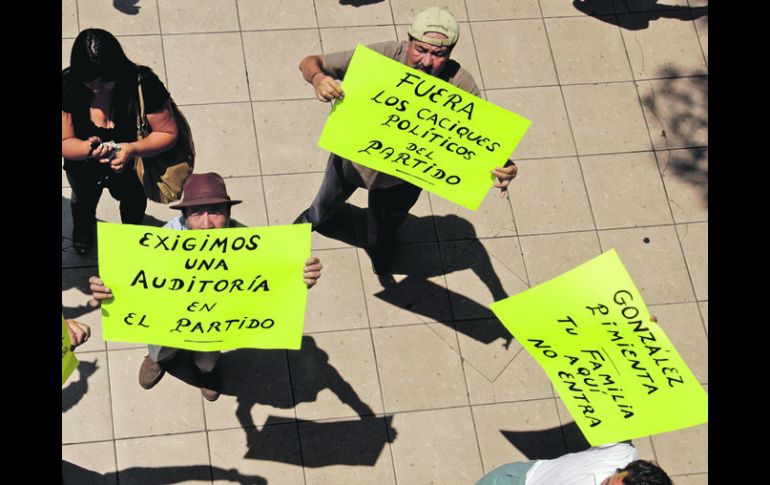 Los manifestantes mostraron pancartas con leyendas de rechazo a la gestión de Rafael González Pimienta.  /