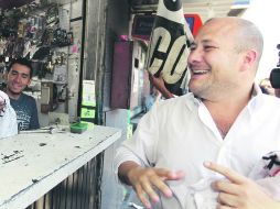 Enrique Alfaro realizó labores de volanteo y repartió algunos artículos alusivos a su campaña por la gubernatura.  /