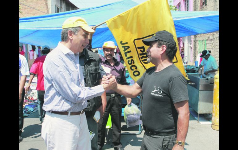 Fernando Garza saluda a un simpatizante durante su visita a un tianguis ubicado en la Colonia Jalisco, en Tonalá.  /