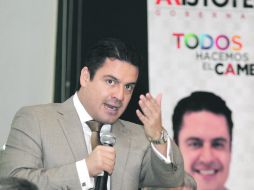 Aristóteles Sandoval sostuvo ayer una reunión con integrantes de colegios de médicos, donde expuso su propuesta en materia de salud.  /