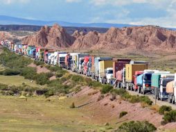 En la carretera de La Paz son frecuentes las caídas de camiones por la sinuosidad y estrechez de la vía. EFE  /