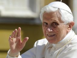 El Papa Benedicto XVI saluda a los fieles durante la audiencia general celebrada en la Plaza de San Pedro. EFE  /