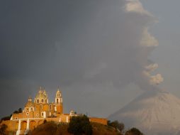 Una exhalación del volcán Popocatépetl, desde la capilla de Dolores de San Andrés Cholula. EFE  /
