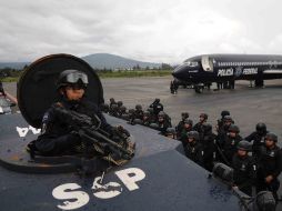 Elementos de la Policía Federal y de las policías Ministerial y Estatal resguardan el municipio de Cherán. ARCHIVO  /