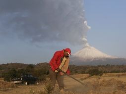 Durante la madrugada del jueves, el volcán Popocatépetl lanzó material incandescente y fumarolas. REUTERS  /