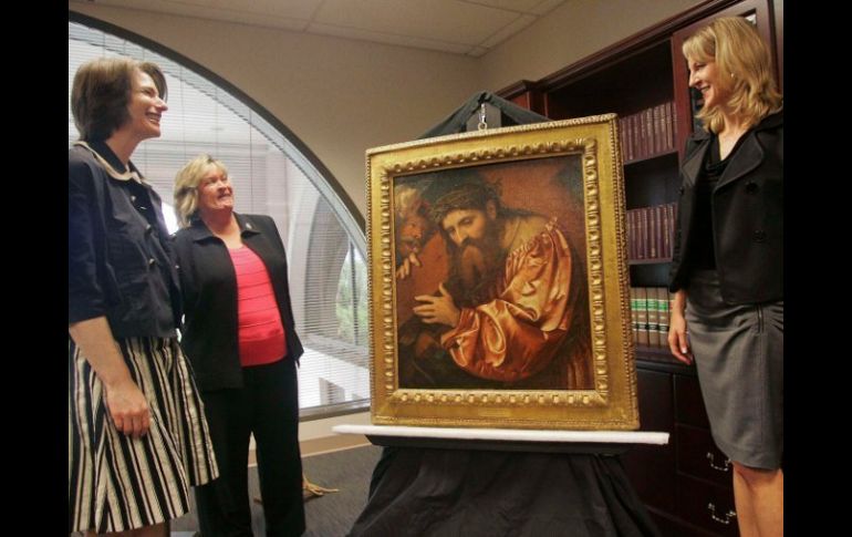 Corinne Hershkovitch, representante legal de la familia de Federico Gentili di Giuseppe, recibe la pintura. REUTERS  /