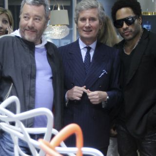 Expone Lenny Kravitz en Milán colección de sillas con estilo rockero