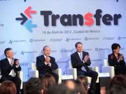 El Presidente Calderón (2o. izq.) asistió al lanzamiento del servicio. NTX  /