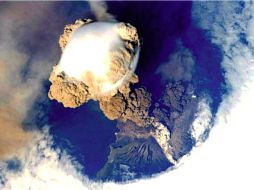 Imagen obtenida por la NASA de las exhalaciones de este jueves en el volcán. NTX  /