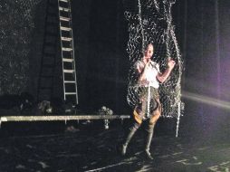 Una escena del ensayo de Ruedo: palenque de sangre, con la actriz Paloma Padilla, protagonista.  /