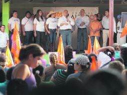 Enrique Alfaro visitó ayer el poblado de San Martín de las Flores de Abajo, en el municipio de Tlaquepaque.  /